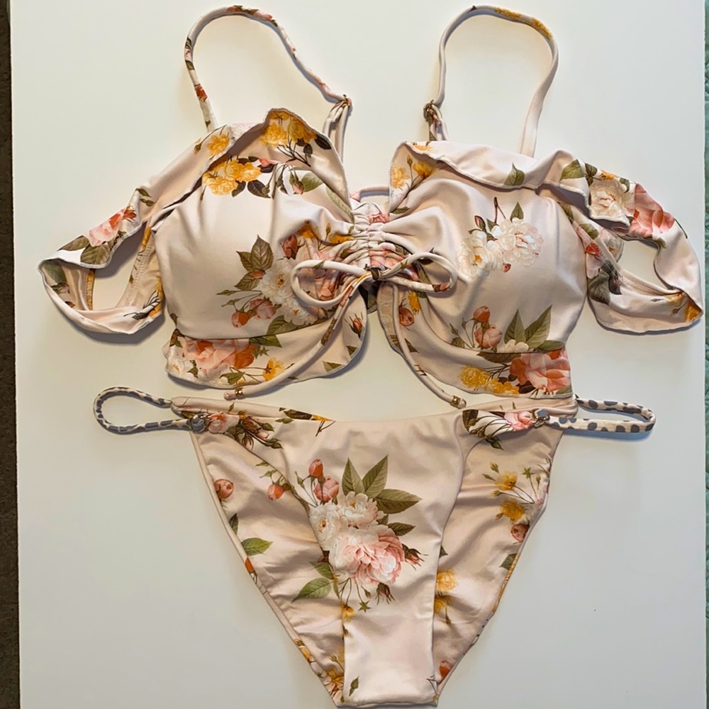 Flirty floral bikini perfect for summer!